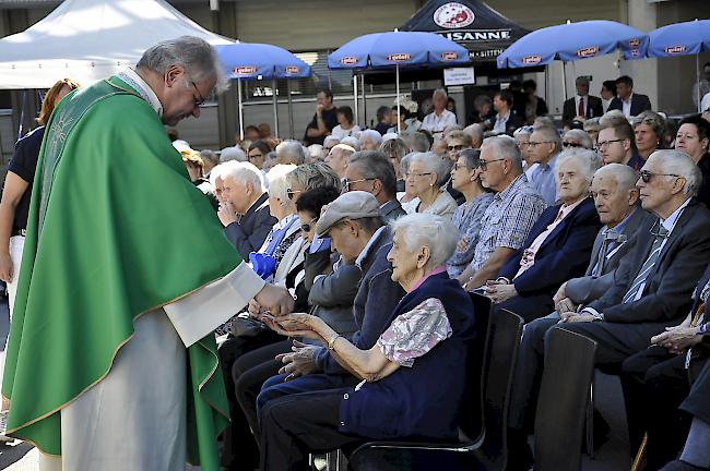 Generalvikar Richard Lehner verteilt an der Messe die heilige Kommunion.