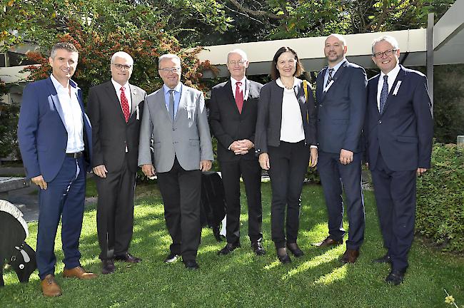 Marcel Kalbermatter, Präsident Gemeinnütziger Verein; Christoph Föhn, Visps Vizepräsident; Georges Schmid, Burgerpräsident Visp; Franz Schmid, Stiftungsratspräsident; Staatsrätin Esther Waeber-Kalbermatten; Markus Lehner, Heimleiter und Klaus Kalbermatten, OK-Präsident der Feier (von links).