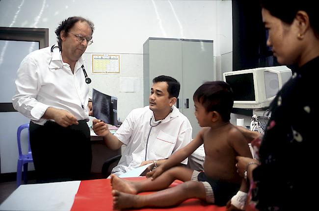 Ein Leben für die Kinder. Der Zürcher Kinderarzt und Gründer der Kantha-Bopha-Spitäler in Kambodscha ist mit 71 Jahren einer schweren Krankheit erlegen.