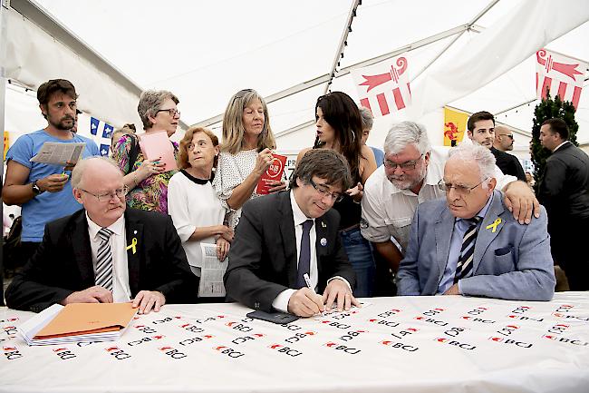 Gefragter Mann. Puigdemont wurde am jurassischen Volksfest in Delsberg von hunderten Personen begeistert empfangen.
