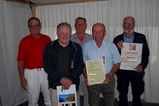 Veteranen. Wurden für ihre jahrzehntelange Vereinstreue geehrt (v.l.): Elias Furrer (TPV Bürchen), VV-Fähnrich Fridolin Imboden (TPV Niedergesteln), Leo Werlen (TPV Bürchen), Andreas Andenmatten (TPV Stalden) und Beat Regotz (TPV Staldenried).
