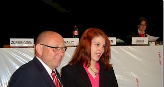 Starke Leistung. Lucil Schnyder (Briglina) arbeitet sich konstant nach vorne. Hugo Petrus, Pr&auml;sident des Walliser Schiesssport Verbandes, freut sich sichtlich mit ihr.