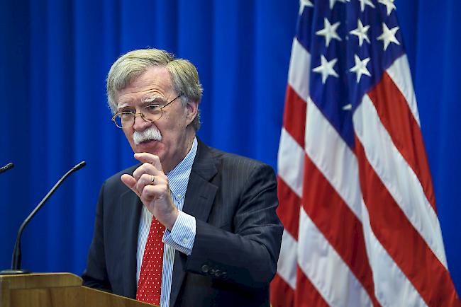 Sicherheitsberater John Bolton droht mit Sanktionen gegen den Internationalen Strafgerichtshof in Den Haag.