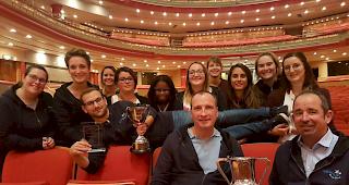 Ein Teil der Band feiert im Konzertsaal von Birmingham den zweiten Platz. 