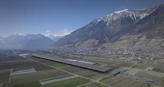 Auf einem 1,6 Kilometer langen Autobahnabschnitt bei Fully sollen die Fahrspuren &uuml;berdacht werden, um darauf mittels Solarzellen Strom zu produzieren.