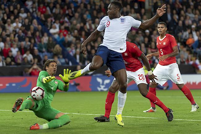 Torhüter Yann Sommer gegen Englands Danny Welbeck. 


