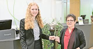 Die KV-Lernende Johanna Metry mit Wochengewinnerin Doris Kuonen.
