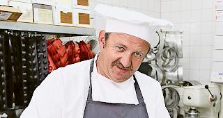 Norbert Schwery beim Zubereiten eines Cordon bleu.