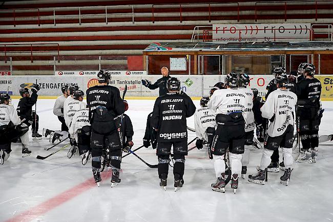 Matti Alatalo gibt im Training Anweisungen an die Spieler.