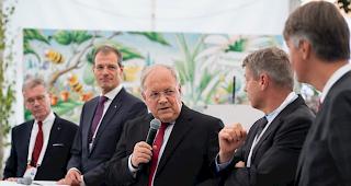 Bundesrat Johann Schneider-Ammann (mitte) spricht an der Seite von Claude Thomann, OK-Pr&auml;sident der SwissSkills 2018, Reto Wyss, Pr&auml;sident der Stiftung SwissSkills, Regierungsrat Christoph Ammann, Alec von Graffenried, Berner Stadtpr&auml;sident (von links), w&auml;hrend der Er&ouml;ffnungsfeier der Schweizer Berufsmeisterschaften.