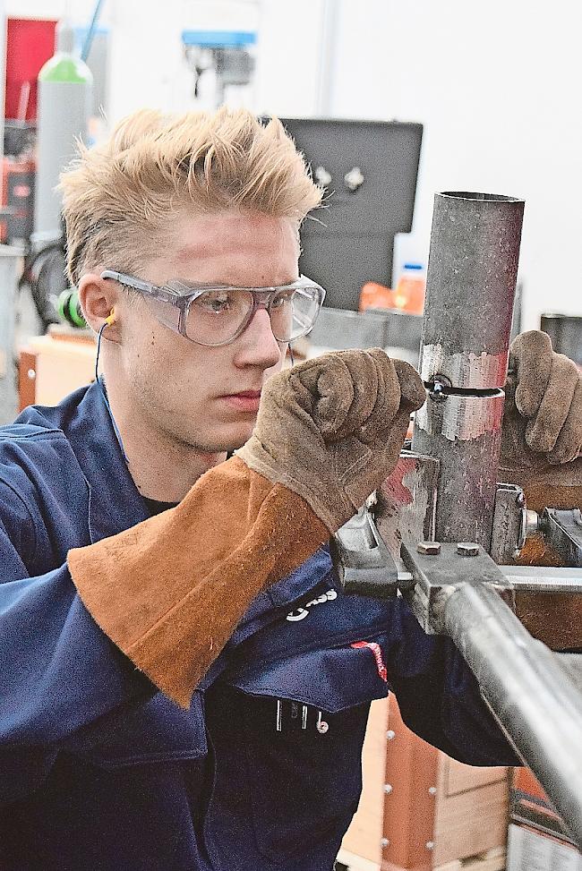 Volle Konzentration. Sebastian Zenhäusern bei einer seiner Aufgaben an den Schweizer Meisterschaften: Er schweisst zwei Rohre zusammen.Fotos Wb