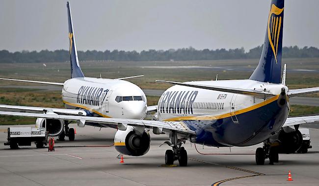 Klare Forderungen. Piloten und Flugbegleiter der Billig-Airline Ryanair fordern höhere Löhne und planbarere Einsatzzeiten.