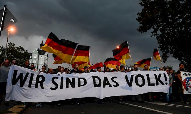 Nach den rechten Ausschreitungen in Chemnitz ist ein erstes Urteil wegen Zeigens des Hitlergrusses ergangen.