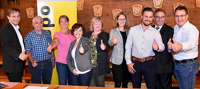 CSPO-Nationalrat Thomas Egger mit den Kandidaten der CSP Bezirk Visp (von links): André Walker, Mieke Bumann, Natalie Kalbermatter, Ida Häfliger, Danica Zurbriggen Lehner und Marco Schnydrig, Staatsrat, Roberto Schmid und CSP-Visp Bezirkspräsident Konstantin Bumann. Auf dem Bild fehlt Flavio Schmid.