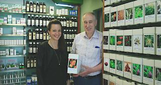 Mathis Brigger freut sich, dass das Phytotherapie-Sortiment der Drogerie Brigger von Irina Pfammatter in ihrer Apotheke Pfammatter weitergef&uuml;hrt wird.