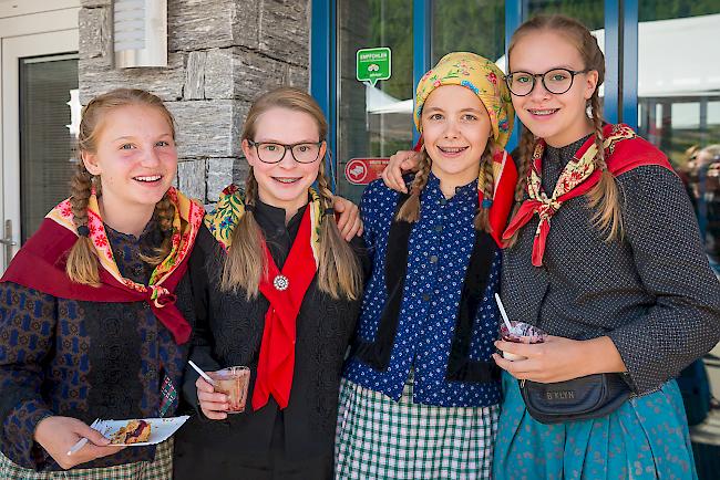 Irina Baumeler (15), Saas-Fee, Lea Kalbermatten (14) und Michelle Bumann (15), Saas-Balen, Alena Bumann (15), Saas-Fee