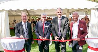 Von links: Dr. Hugo Burgener, Direktor SZO, Prof. Dominique Arlettaz, Verwaltungsratspr&auml;sident Spital Wallis, Staatsrat Christophe Darbellay und Kilian Ambord, Direktor Pflege & MTT SZO.