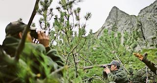 Auf der Pirsch. Ab dem kommenden Montag befinden sich im Wallis rund 2400 J&auml;ger und J&auml;gerinnen auf der Hochjagd.