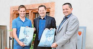 Br&uuml;ckenschlag. Von links: Gilles Florey, OK Foire du Valais, Franz Ruppen, Gemeindepr&auml;sident &shy;Naters, und Vincent Claivaz, Pr&auml;sident Foire du Valais.Foto WB