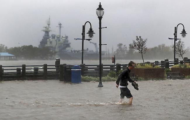 Es regnet wie aus Eimern, der Sturm peitscht das Wasser durch die Strassen: Wirbelsturm Florence hat Teile der Atlantikküste in North und South Carolina in eine Wasserlandschaft verwandelt.