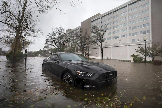 Es regnet wie aus Eimern, der Sturm peitscht das Wasser durch die Strassen: Wirbelsturm Florence hat Teile der Atlantikküste in North und South Carolina in eine Wasserlandschaft verwandelt. 