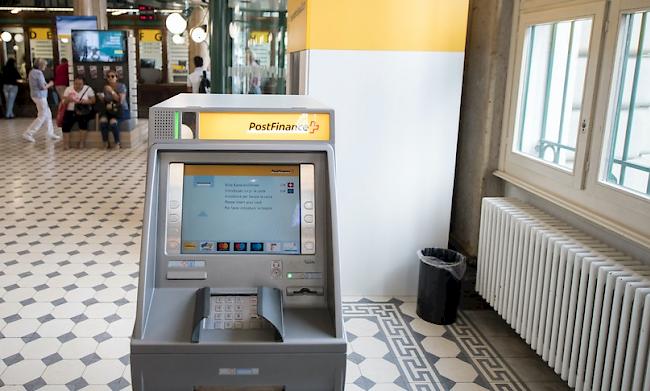 PostFinance meldet Probleme mit der PostFinance Card und rät Kunden und Kundinnen, darauf zu verzichten, mit der gelben Karte am Automaten Bargeld zu beziehen.