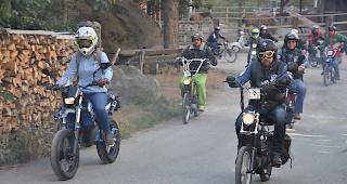 200 T&ouml;fflibuebe und -meitli starteten am Samstagvormittag von M&ouml;rel aus auf eine 140 Kilometer lange Rundfahrt durchs Oberwallis.