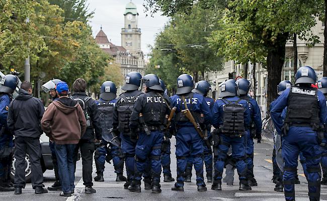 Absperrgitter, Polizei-Kastenwagen und Dutzende von Polizisten dominieren seit dem früheren Samstagnachmittag das Bild rund um den Bundesplatz in Bern.