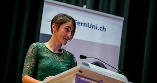<b>Diplomrede.</b> Sylvia Th&eacute;ytaz schloss den &laquo;Bachelor in Economics and Management&raquo; ab und adressierte einige Worte an ihre Kommilitonen und Kommilitoninnen.