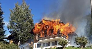 Bei einem Chaletbrand in Ernen hat am Samstagnachmittag eine Person einen Schock erlitten.