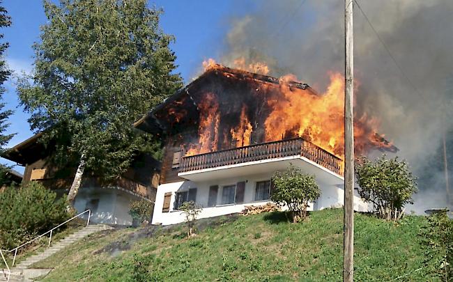 Bei einem Chaletbrand in Ernen hat am Samstagnachmittag eine Person einen Schock erlitten.