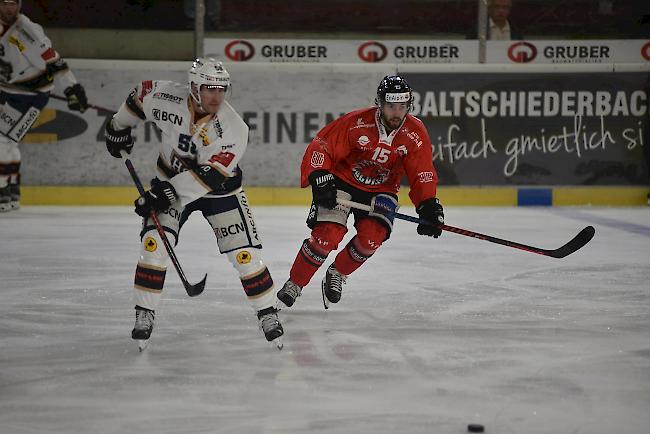 Visps neuer Stürmer Sandro Brügger (rechts, hier gegen den Neuenburger Arnaud Jaquet, schoss das 2:1.