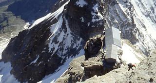 Blick auf den Liongrat mit der Carrelh&uuml;tte auf der italienischen Seite des Matterhorns.