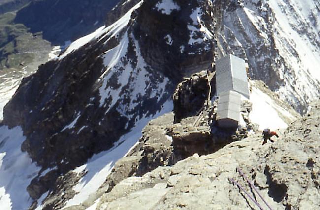 Blick auf den Liongrat mit der Carrelhütte auf der italienischen Seite des Matterhorns.