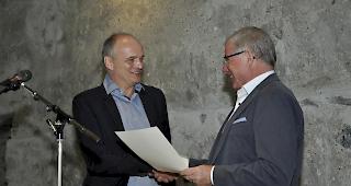 Thomas Lehr erh&auml;lt den &laquo;Spycher:Literaturpreis Leuk&raquo; von Arnold Steiner, Pr&auml;sident der Stiftung Schloss Leuk, ausgeh&auml;ndigt