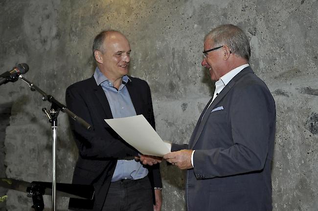 Thomas Lehr erhält den «Spycher:Literaturpreis Leuk» von Arnold Steiner, Präsident der Stiftung Schloss Leuk, ausgehändigt