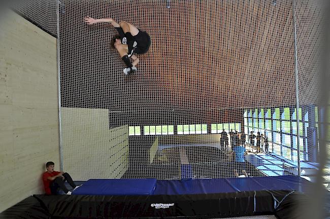 Tricks. Dank der Trampolins können die Jungs ihre Sprünge üben.