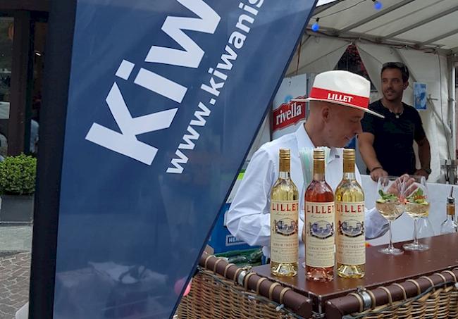 Am Cüpli-Stand am Strassenfest konnte der Kiwanis Club Zermatt über 2000 Franken einnehmen.