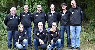 Das Aufstiegsteam Visp-Eyholz I. Hinten von links: Alwin Henzen, Pius Ebener, Peter Furrer, Fernando Jeitziner, Manuel Jeitziner, Hermann Ebener. Vorne von links: Nadine Locher-Henzen, Francis Pianzola, Teamchefin Sandra Mazotti-Dahinden. Es fehlen Enrico Stoffel, Daniel Troger und Roland Lengen.