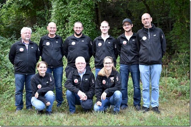 Das Aufstiegsteam Visp-Eyholz I. Hinten von links: Alwin Henzen, Pius Ebener, Peter Furrer, Fernando Jeitziner, Manuel Jeitziner, Hermann Ebener. Vorne von links: Nadine Locher-Henzen, Francis Pianzola, Teamchefin Sandra Mazotti-Dahinden. Es fehlen Enrico Stoffel, Daniel Troger und Roland Lengen.