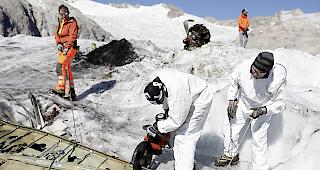 Zeitzeugen. 1946 musste eine US-Milit&auml;rmaschine auf dem Gauligletscher notlanden. Inzwischen hat das Eis zahlreiche &Uuml;berreste wieder freigegeben.