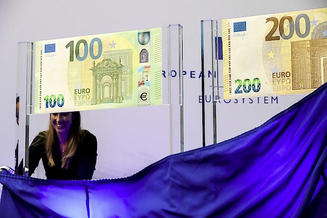 Überarbeitet. Die Europäische Zentralbank präsentierte am Montag die neue Banknoten-Serie, die einen stärkeren Schutz gegen Fälschung bieten soll.