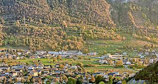 Grosse &Auml;ngste. In der Region sollen Masten (oberhalb des Schulgeb&auml;udes, Bildmitte) in den Hang versetzt werden. Swissgrid will &uuml;ber eine m&ouml;gliche &Auml;nderung erst nach dem Bau entscheiden.