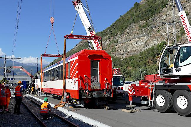 Zwei Kräne waren am Montagnachmittag nötig, um den Wagen auf den Tieflader zu heben.