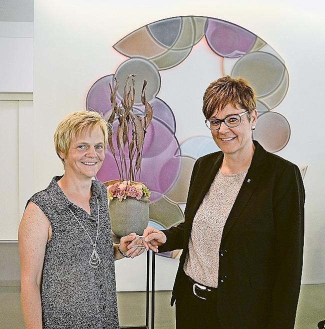 Bernadette Karlen (r.) mit Gewinnerin Karin Zeiter.