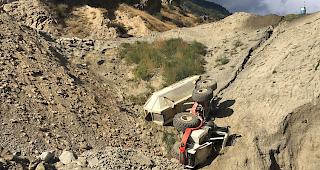 Der Dumper kam in einer steilen B&ouml;schung von der unbefestigten Strasse ab und &uuml;berschlug sich.