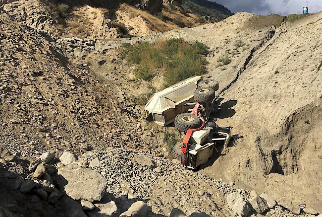 Der Dumper kam in einer steilen Böschung von der unbefestigten Strasse ab und überschlug sich.