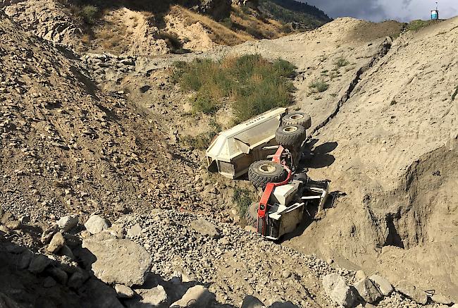 Der Dumper kam in einer steilen Böschung von der unbefestigten Strasse ab und überschlug sich.