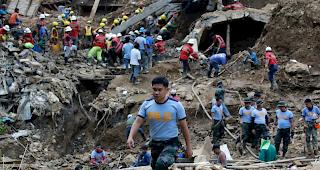 Rettungskr&auml;fte suchen weiter nach &Uuml;berlebenden.