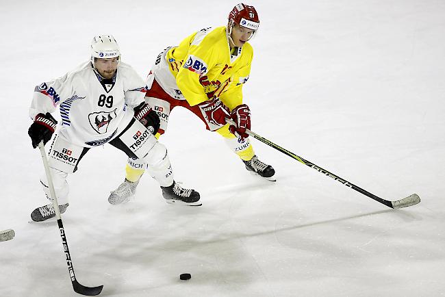 Fribourgs Andrey Bykov (links) im Cupfight gegen Siders